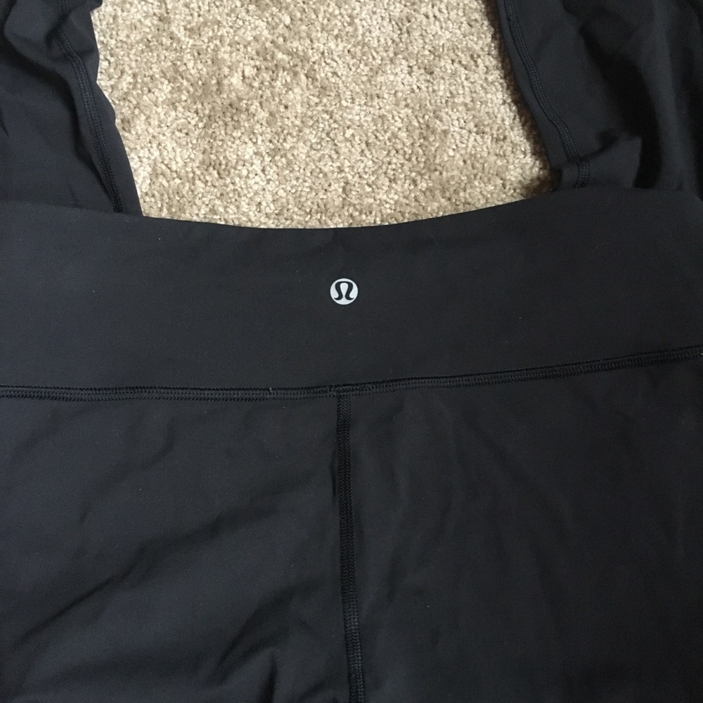 Lululemon size 8 EUC black leggings.